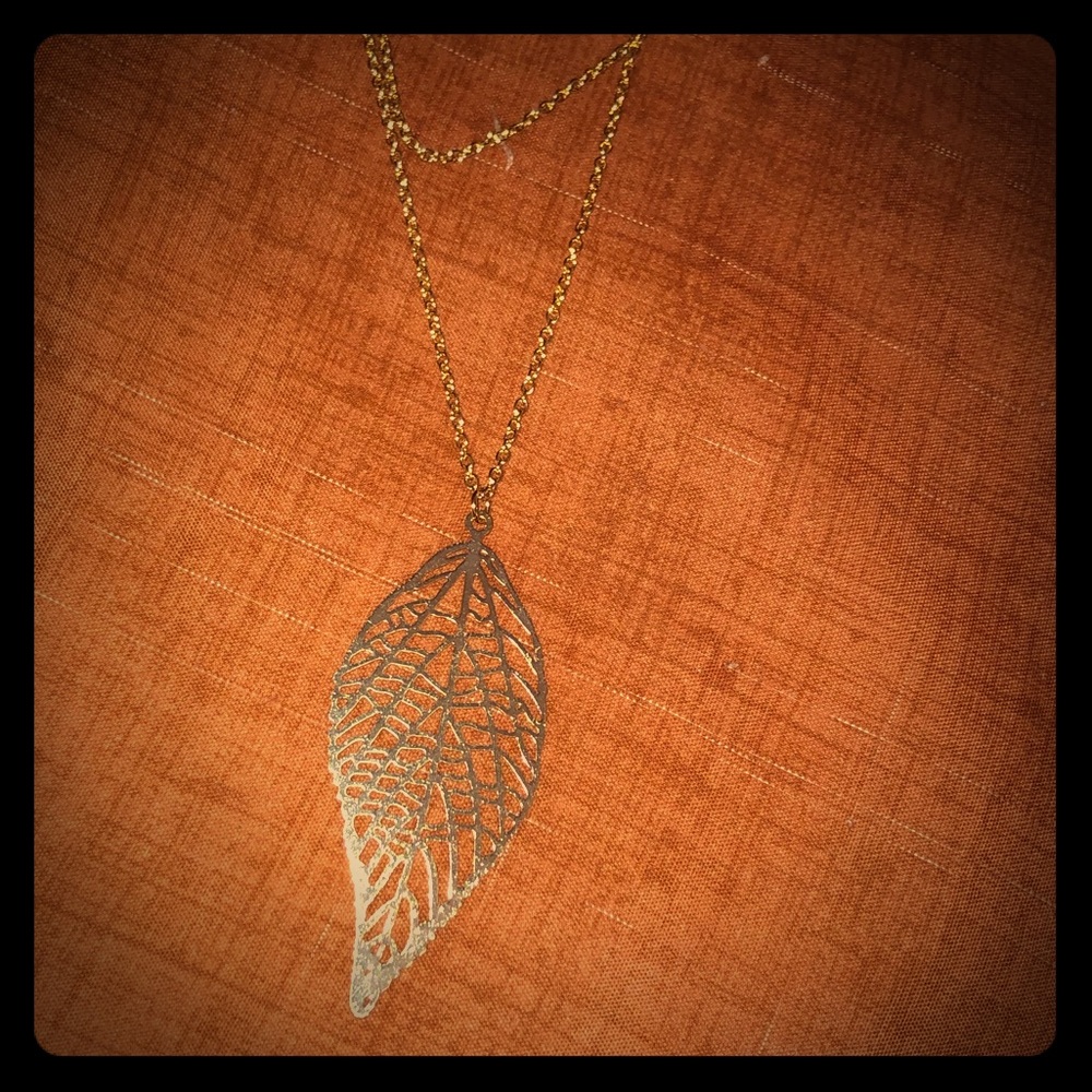 NWT cute gold plated layered leaf necklace